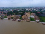 Hà Nội: Bến bãi ‘đại náo’ trên hành lang đê thoát lũ sông Đuống