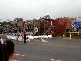 Hà Nội: Xe container lật ngang đường, 4 người thương vong