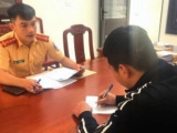 Hà Tĩnh: Tước bằng lái, phạt tiền tài xế xe khách xả chất thải xuống đường