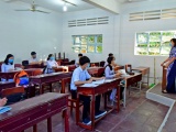Học sinh lớp 9, lớp 12 tại Cà Mau và Thái Bình đi học trở lại