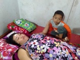 Nhói lòng cậu bé 5 tuổi khóc nghẹn xin cứu mẹ bị bệnh liệt giường