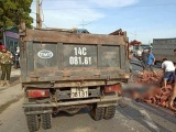 Quảng Ninh: Lật xe tải chở gạch, 2 vợ chồng thương vong