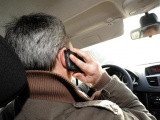 Tài xế sử dụng điện thoại khi lái xe bị phạt tới 2 triệu
