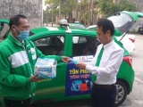 Tập đoàn Mai Linh tặng khẩu trang cho lái xe, khách đi taxi