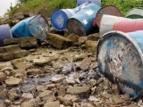 Xác định đối tượng mang 12 thùng phuy nghi chứa hóa chất ra sông Hồng