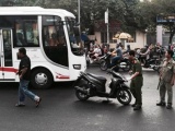 Đang chạy xe giữa phố Sài Gòn, thanh niên bị chém gần lìa tay