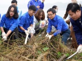 Phó Thủ tướng Vũ Đức Đam cùng 500 sinh viên Thủ đô tham gia chương trình “Tử tế với môi trường” tại hồ Linh Đàm