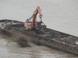 Chủ tịch UBND Hà Nội chỉ đạo làm rõ thông tin tàu chở bùn thải đổ xuống Sông Hồng
