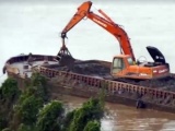 Vụ tàu đổ chất thải xuống sông Hồng: Tạm đình chỉ 3 cảnh sát