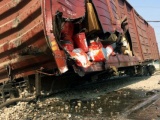 Hà Nội: Tàu hỏa bất ngờ trật bánh, 7 toa văng khỏi đường ray nghiền nát cột điện