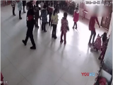 Bức xúc giáo viên đánh đấm 2 bé gái dã man chỉ vì 'múa không đúng điệu'