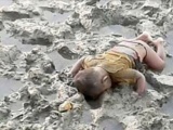 Bức ảnh em bé tị nạn chết úp mặt xuống bùn khiến cả thế giới bàng hoàng