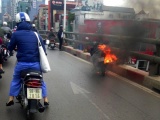 Xe máy cháy trơ khung trên cầu vượt Láng- Lê Văn Lương, Hà Nội