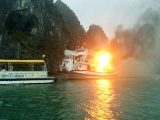 Tàu du lịch bốc cháy dữ dội trên vịnh Hạ Long, 21 người thoát nạn