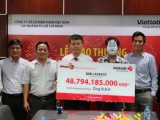 Trao giải đặc biệt xổ số Vietlot 49 tỷ đồng cho khách hàng may mắn đầu năm mới