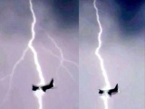 Kinh hoàng hình ảnh chiếc máy bay Boeing bị sét đánh giữa trời