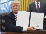 Tổng thống Donald Trump ký sắc lệnh rút Mỹ khỏi TPP