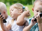 Cách bảo vệ mắt của trẻ nhỏ khi cho trẻ sử dụng smartphone