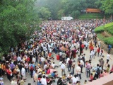 Hàng vạn người về dâng hương tại Khu di tích Đền Hùng