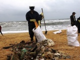 Bờ biển Quảng Nam bất ngờ xuất hiện hơn 200 tấn dầu “lạ” vón cục
