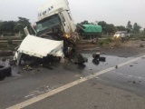 Xe container vỡ vụn, văng trúng ô tô chở công nhân trên cao tốc Hà Nội - Thái Nguyên