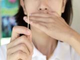 Vì sao nên dừng ngay thói quen dùng tăm xỉa răng?