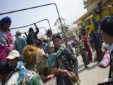 Hàng nghìn người Myanmar chạy loạn vượt biên sang Trung Quốc