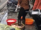 Chủ quán lòng nổi tiếng ở phố Hàng Thùng nói gì về việc đi ủng rửa lòng lợn bằng chân?