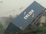 Tai nạn liên hoàn, xe container cắm đầu xuống cầu Thanh Trì