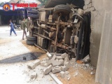 Xe tải mất lái đâm sập nhà dân ven đường Hồ Chí Minh