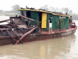 Bắt giữ một tàu “cát tặc” trên sông Kinh Thầy