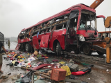 Hà Tĩnh: Xe khách đâm dải phân cách, 2 người thiệt mạng