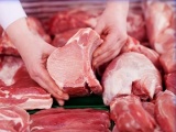 Thịt lợn ngoại 'đổ bộ' ồ ạt, giá siêu rẻ 27.000 đồng/kg