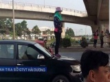 Hải Dương: Người bán hàng rong trèo lên nắp capo xe thanh tra để phản đối dẹp vỉa hè