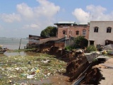 Hàng loạt nhà dân đổ sập xuống sông Hậu, An Giang công bố tình trạng thiên tai khẩn cấp