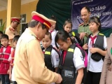 Lạng Sơn: Trao tặng cặp sách, áo phao cho học sinh trước mùa mưa lũ