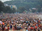 Hàng chục nghìn người chen nhau từng mét để tắm biển Đồ Sơn