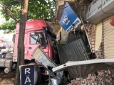 Xe Container nổ lốp đâm thẳng vào nhà dân ở Hà Nội