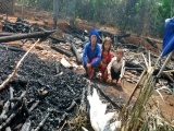 Xót xa cảnh 3 mẹ con ăn mèn mén sống qua ngày vì hỏa hoạn