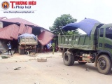Quảng Trị: Xe tải chở vật liệu đâm sập một ki ốt ở chợ Hòa Bình