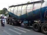 Hà Nội: Xe bán tải tông xe bồn, 3 người nguy kịch