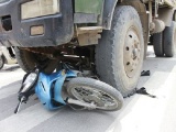 Long An: Xe tải đâm xe máy văng xa 10m, hai vợ chồng tử vong tại chỗ