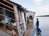 Cà Mau: Hàng chục căn nhà bị tụt xuống sông Năm Căn