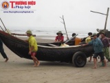 Nhọc nhằn nghề cào cá bạc má bằng thuyền thúng ở Tĩnh Gia - Thanh Hóa