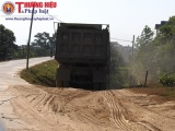 Yên Phong – Bắc Ninh:  Mặt đê vỡ nát vì xe siêu tải!