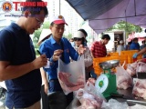 Người Hà Nội tấp nập mua ủng hộ thịt lợn sạch giá 37.000 đồng/kg