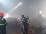 Bình Dương: Cháy lớn ở công ty gỗ, gần 100 công nhân tháo chạy tán loạn