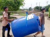 Long An: 100 hộ nghèo được trao tặng bồn nước