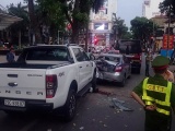 Hàng chục người nâng ô tô để cứu người gặp nạn ở Hà Nội