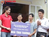 Hoa hậu Phạm Hương xúc động trao tặng nhà tình thương tại quê nhà Hải Phòng